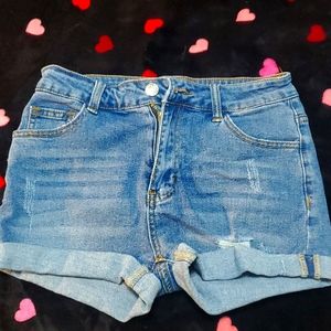 FREE WIT ANY BUNDLE PURCHASE. Never worn Shein denim shorts. Size Petite Medium.